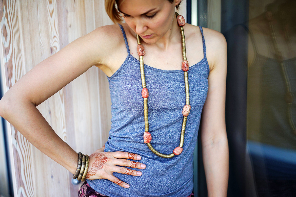 Бусы из металлических скобочек