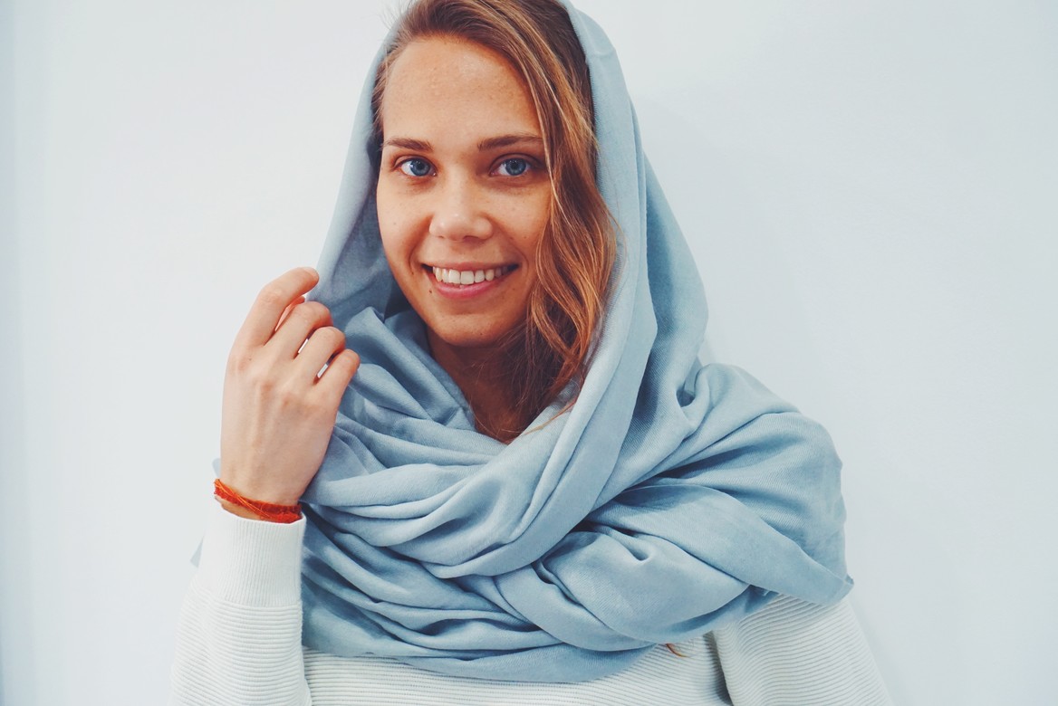 Однотонная шаль серого цвета