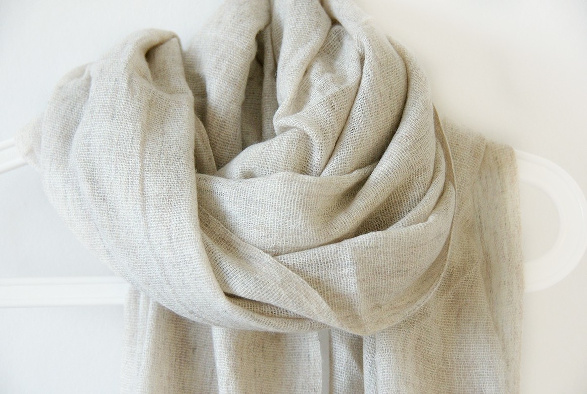 Шерстяная шаль натурального цвета