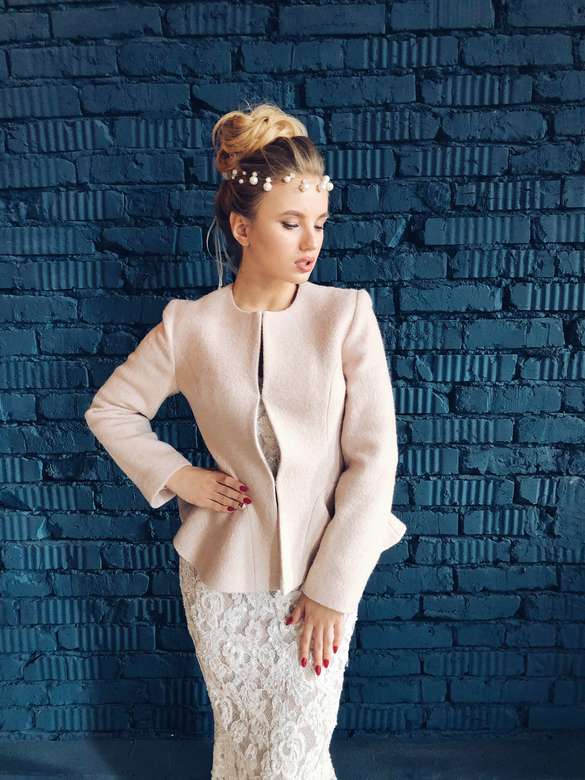 Пудровый жакет с баской (Аренда)