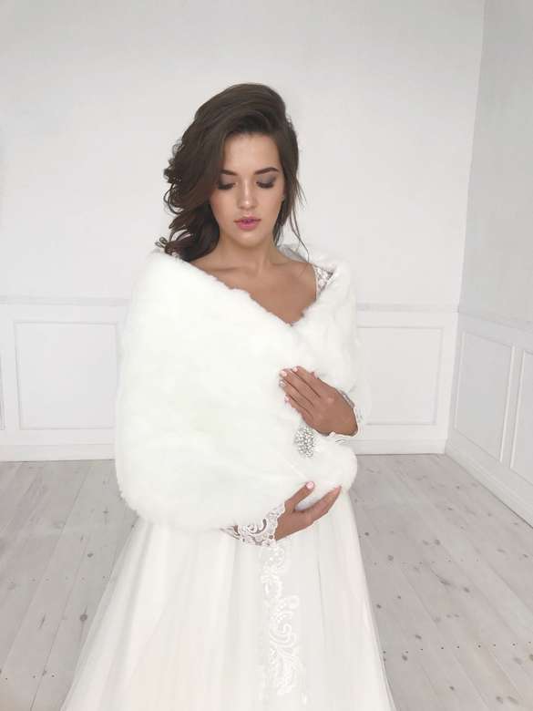 Накидка из гладкого меха с брошкой (Аренда)