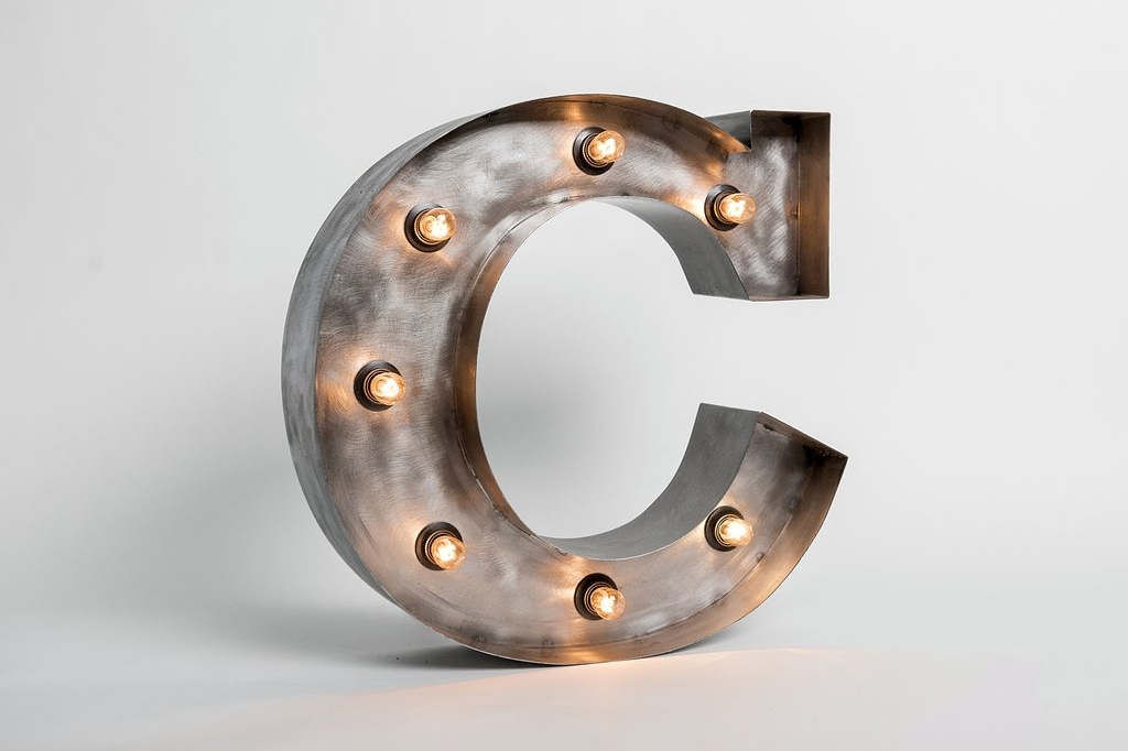 Стальная буква С с лампами высотой 50 см