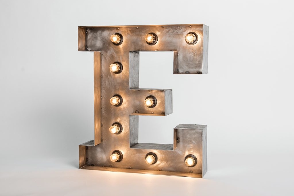 Стальная буква E с лампами высотой 50 см