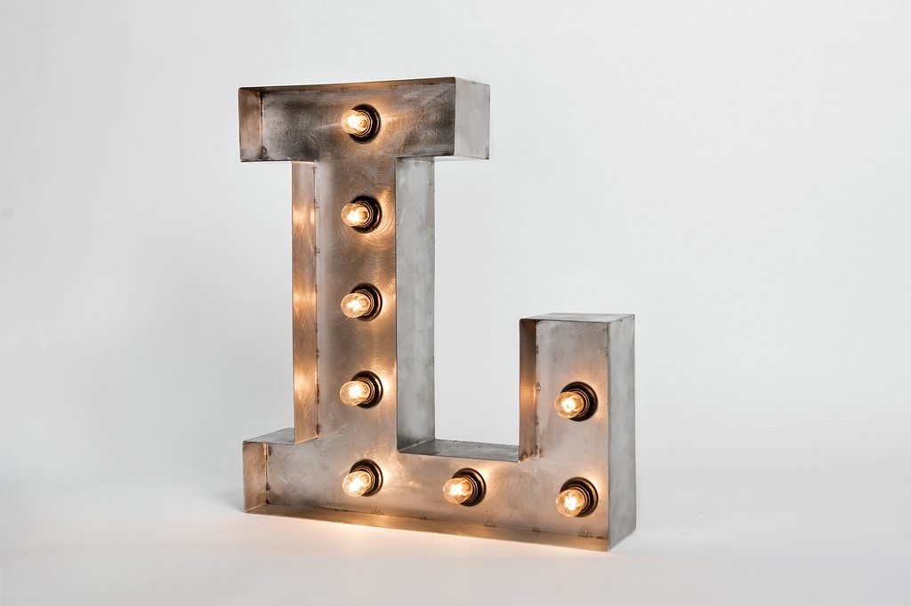 Стальная буква L с лампами высотой 50 см