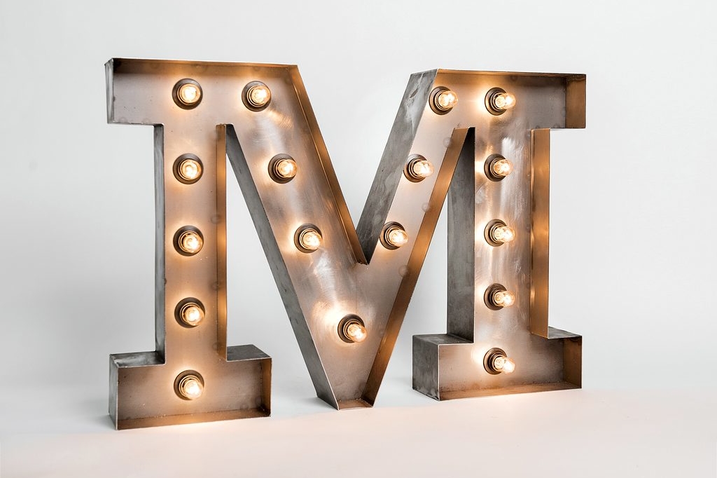 Стальная буква M с лампами высотой 50 см