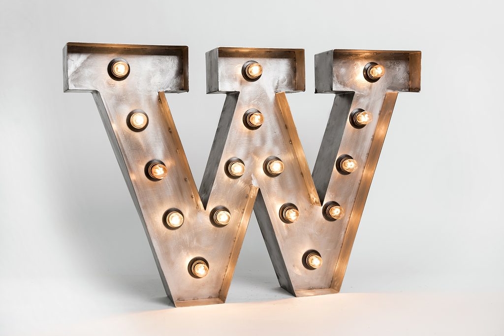 Стальная буква W с лампами высотой 50 см