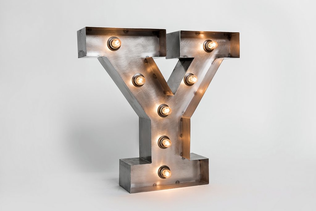 Стальная буква Y с лампами высотой 50 см
