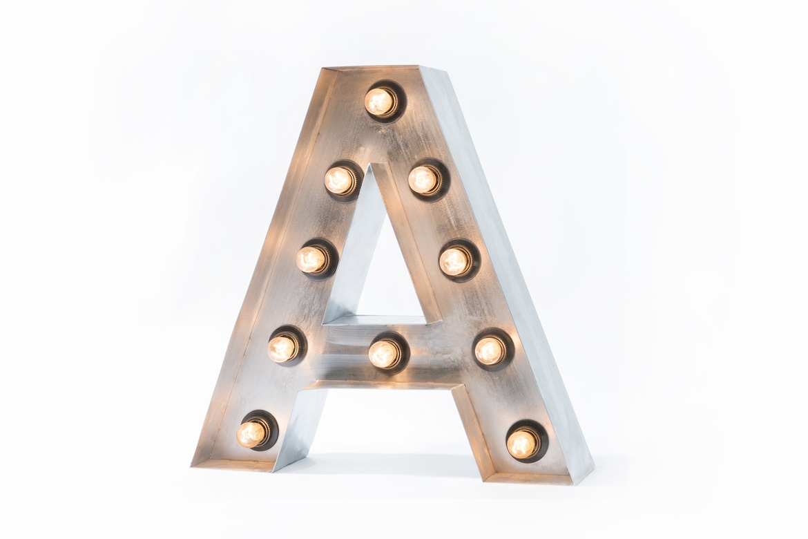 Стальная буква А с лампами высотой 40 см