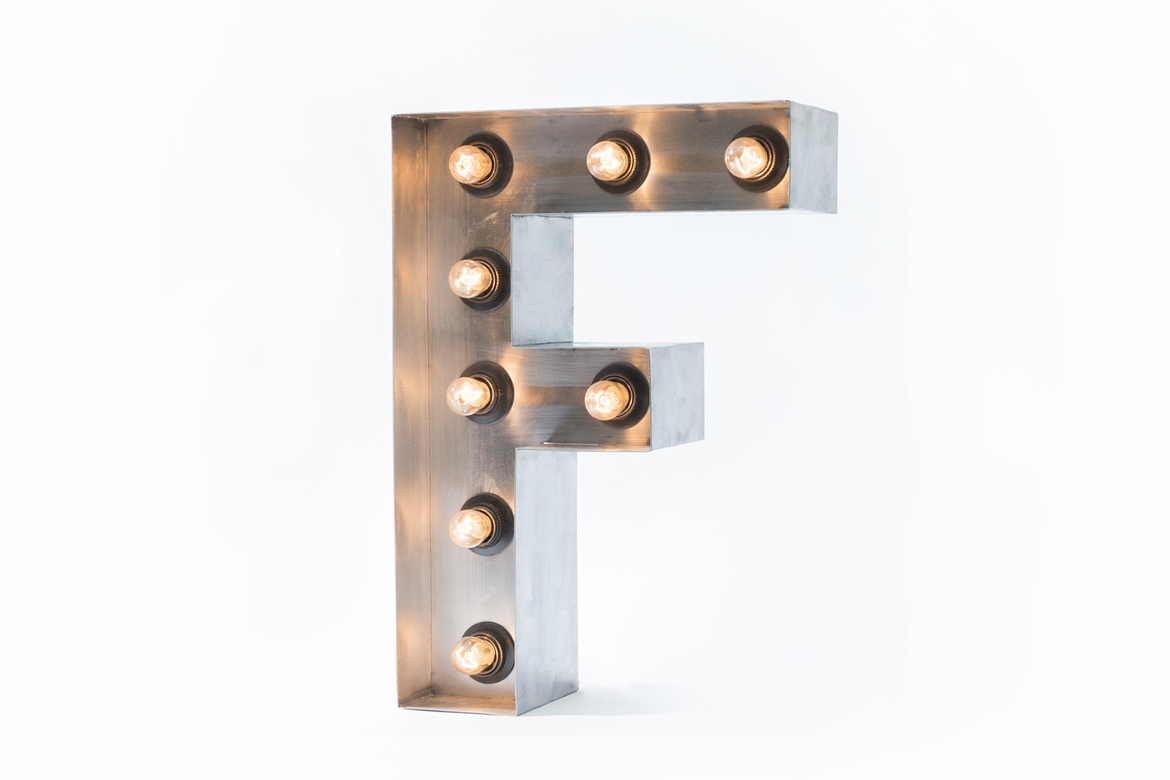 Стальная буква F с лампами высотой 40 см
