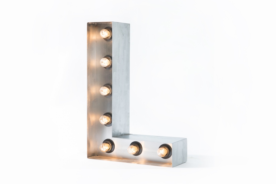 Стальная буква L с лампами высотой 40 см