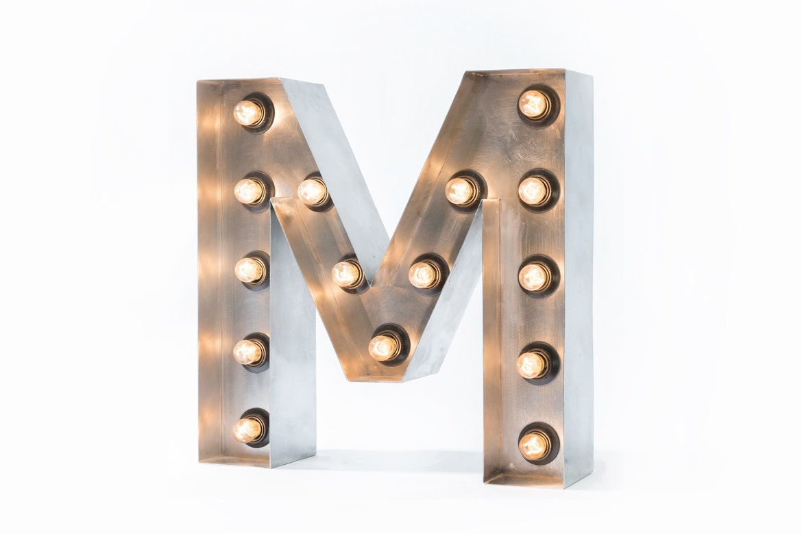 Стальная буква M с лампами высотой 40 см