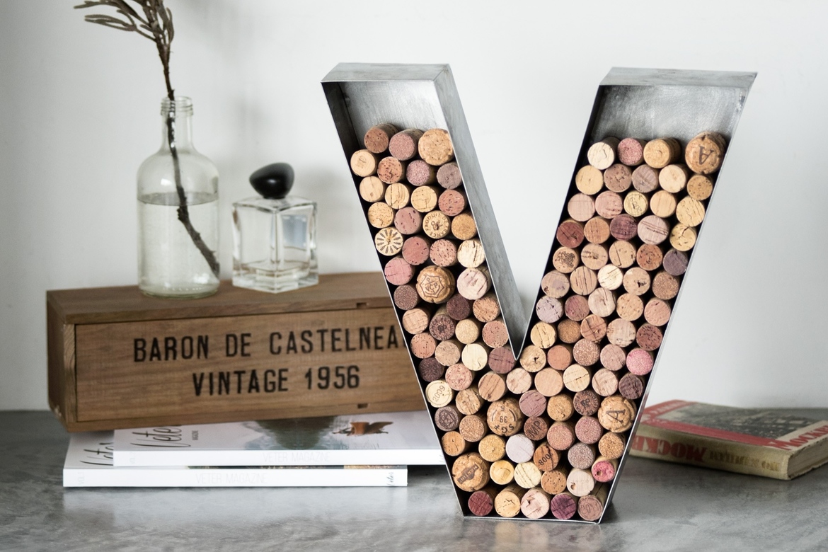 Винная буква V - копилка для пробок