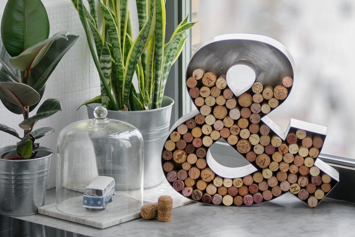 Винная буква & - копилка для пробок