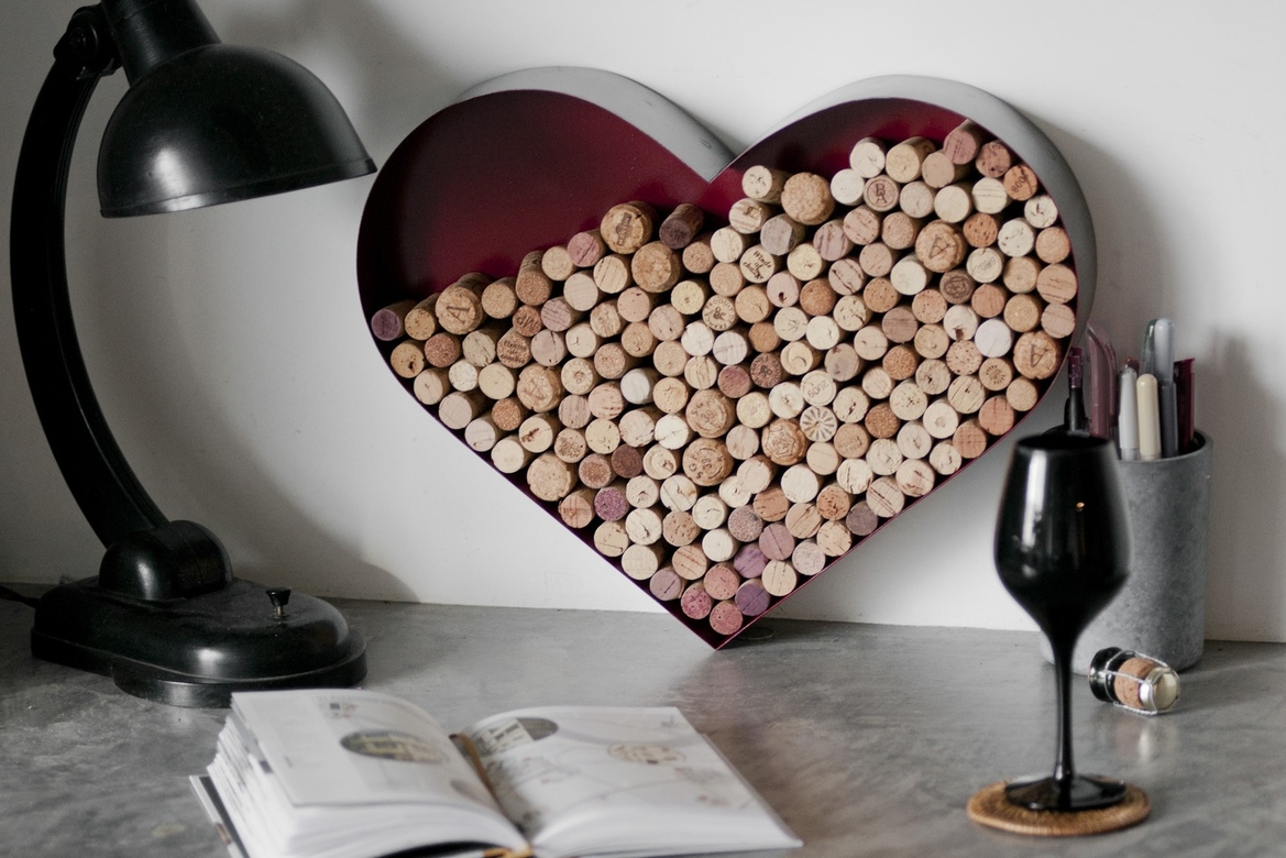 Винный символ сердце - копилка для пробок