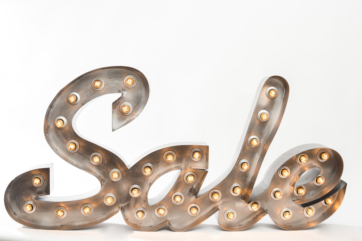 Слово Sale из стали с лампами