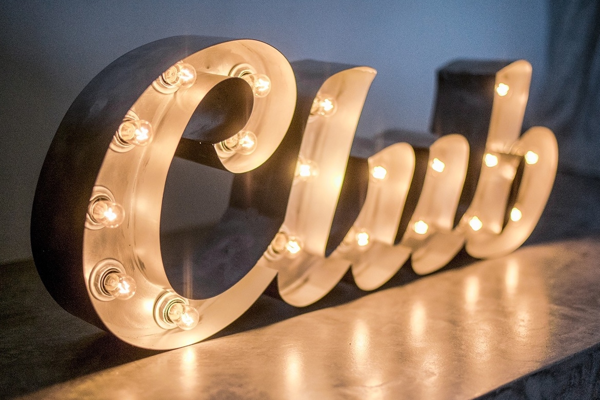 Слово Club из стали с лампами