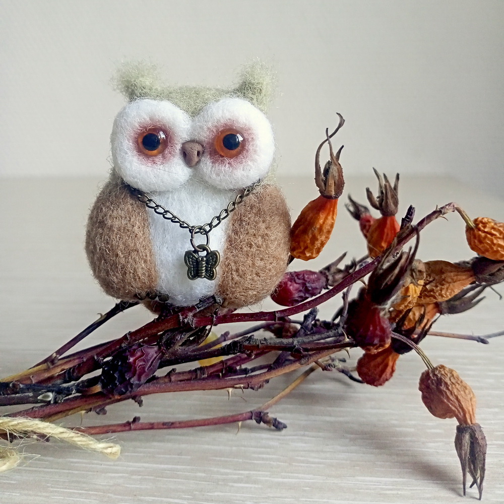 handmade woolen owl brooch