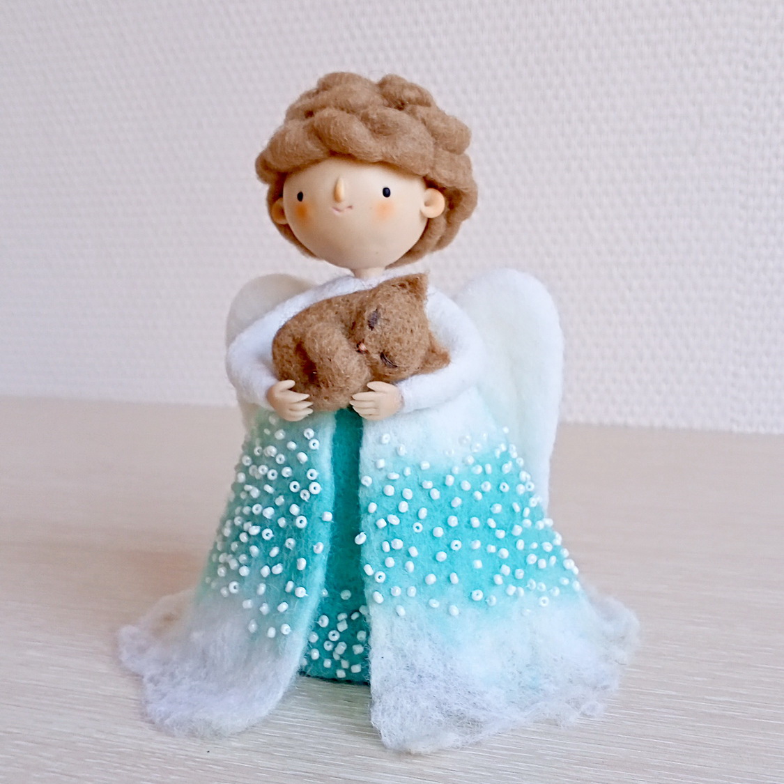 ANGEL GUARDIAN WITH KITTEN