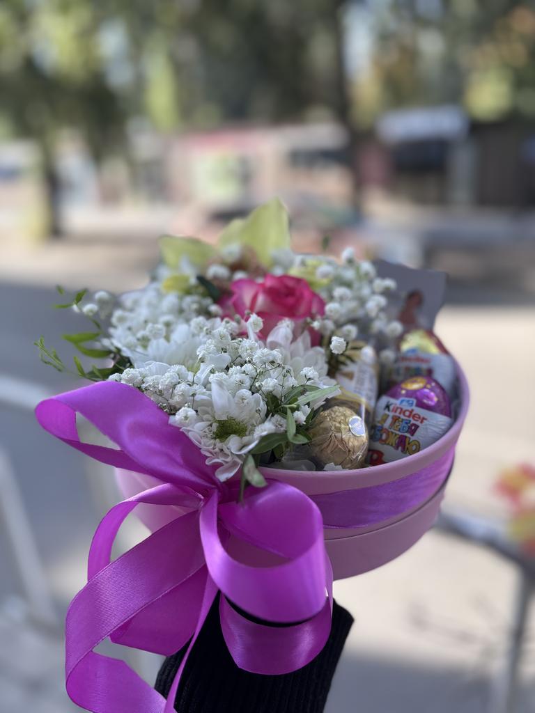 Цветочная композиция и сладкое