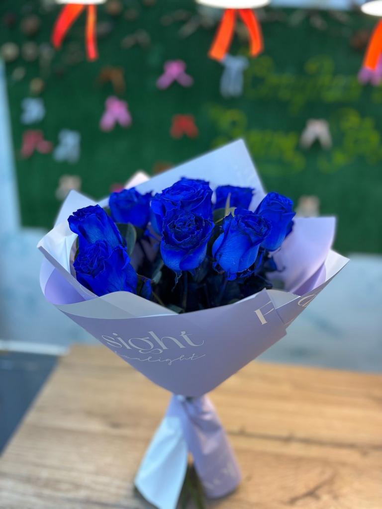 Букет синих роз в упаковке