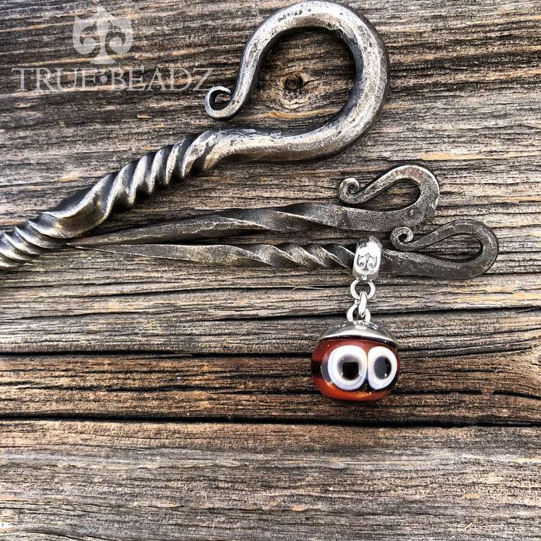 18747442 Dangle of the month October 2018