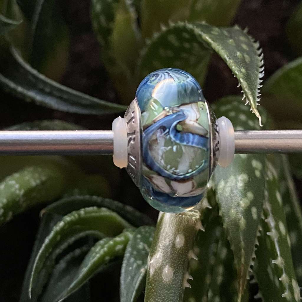 AQUARIUM  18 blue feather on transparent green