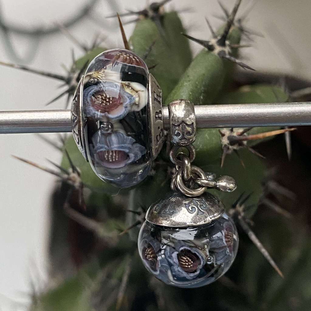 AQUARIUM SET 7 grey-pink flowers on midnight