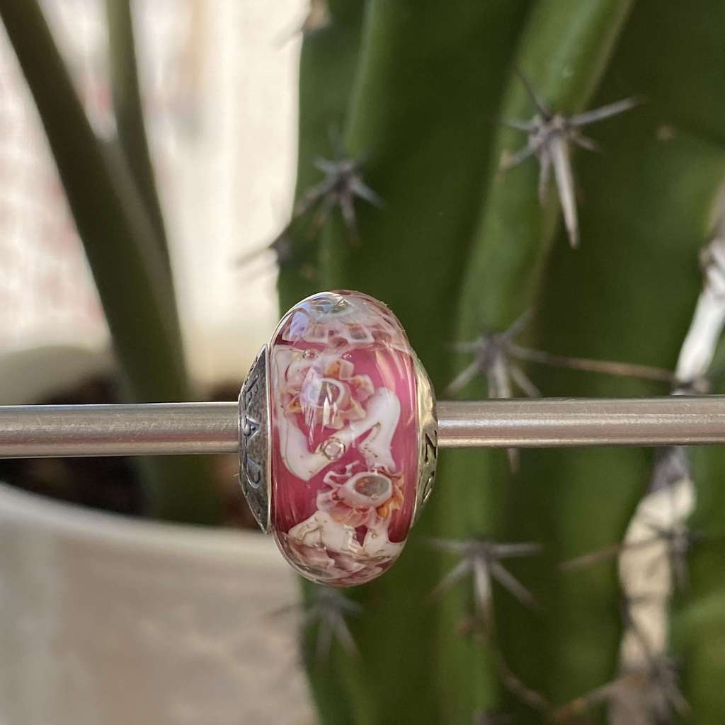 AQUARIUM 32 light pink on hot pink