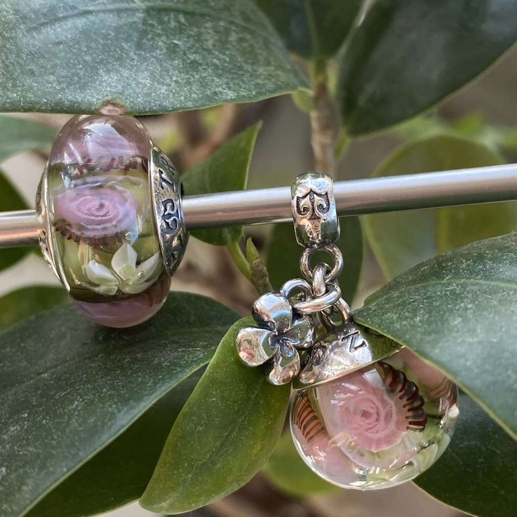 AQUARIUM SET 17 roses n green with silver clover