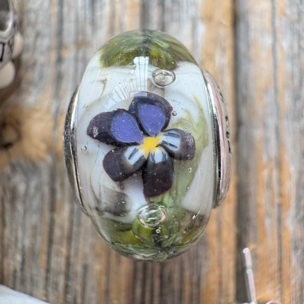 Viola aquarium bead