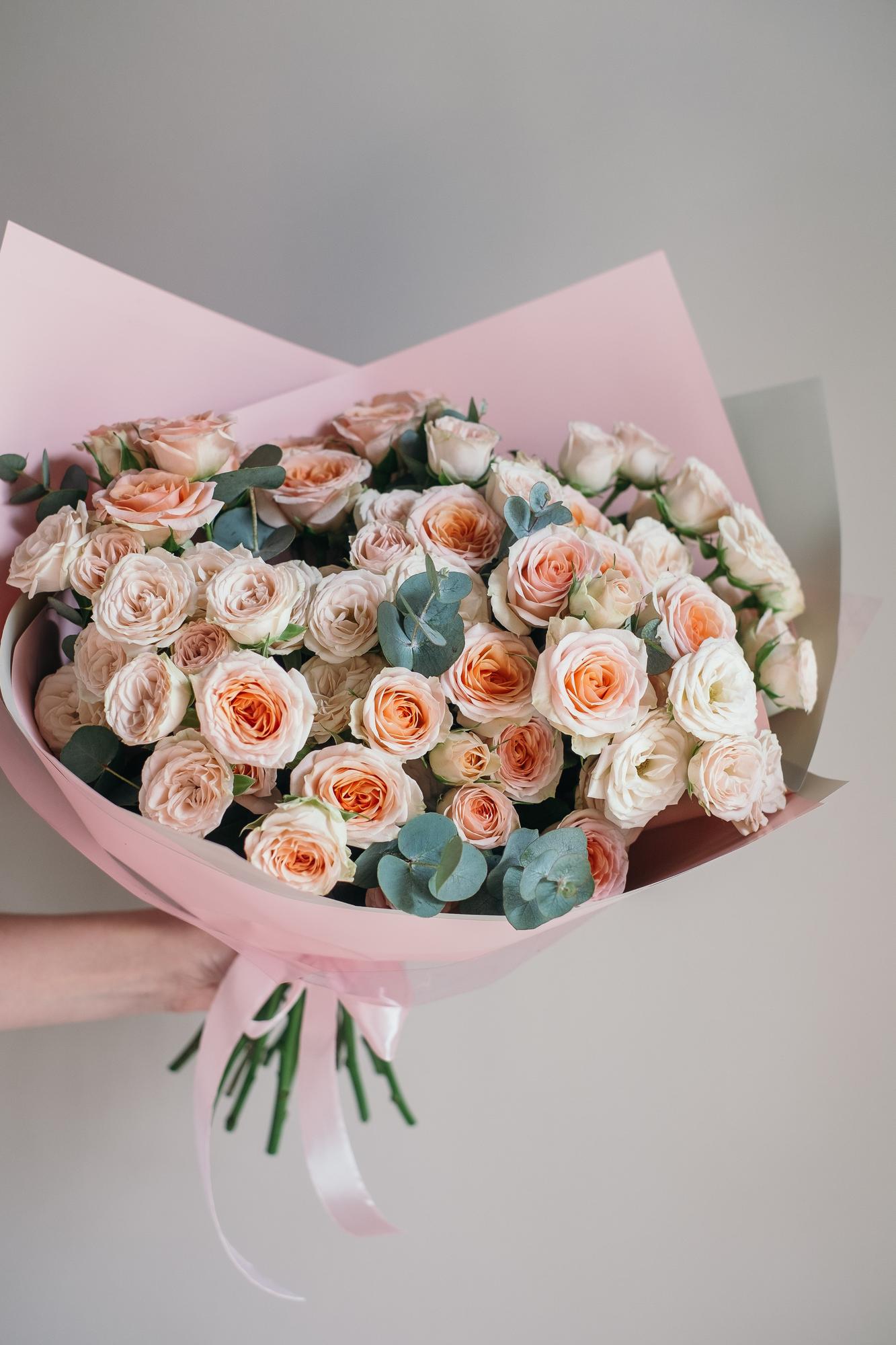 Кустовая роза нежного оттенка