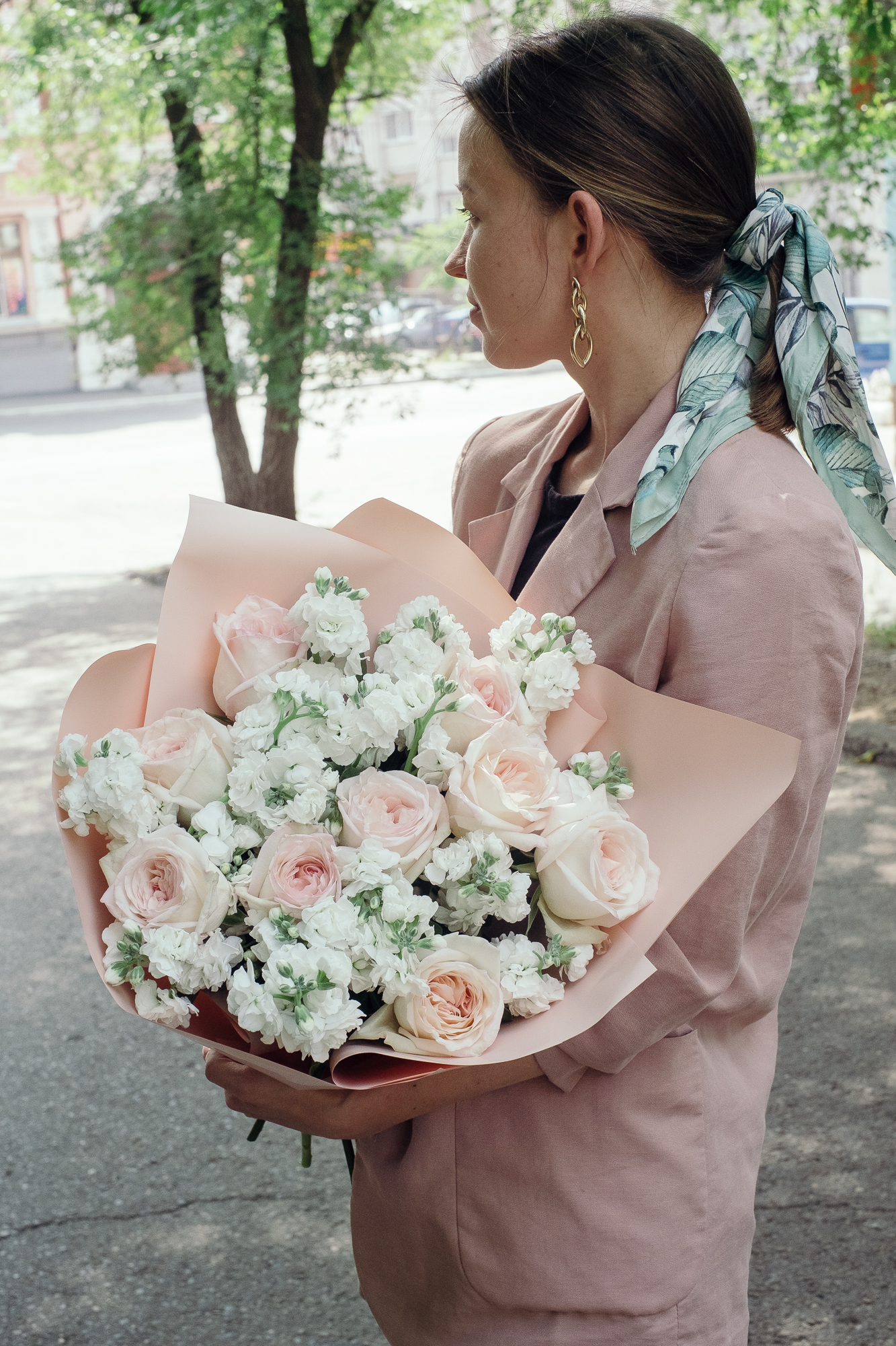 Маттиола и одноголовые розы