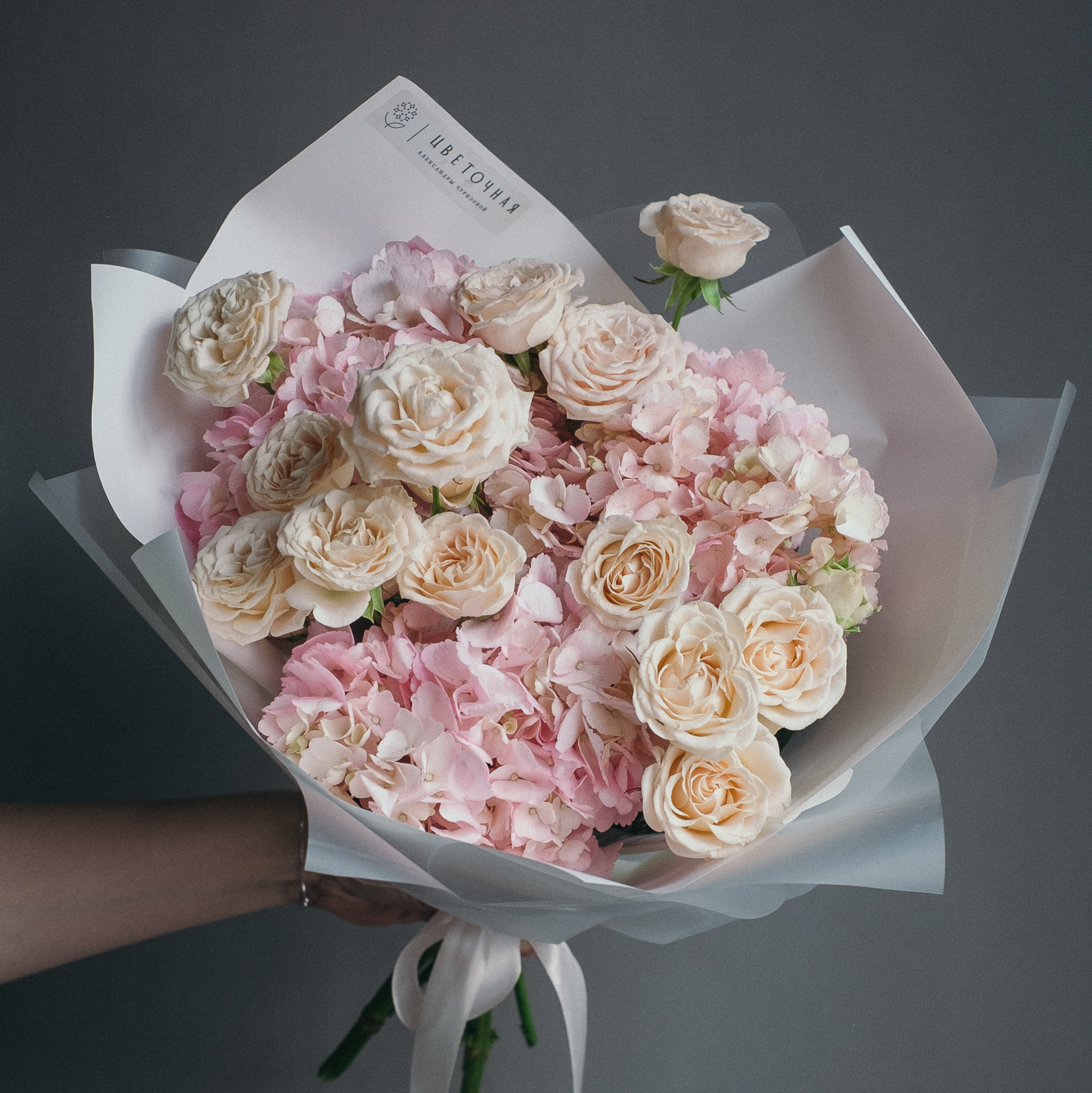 Гортензия и кустовые розы