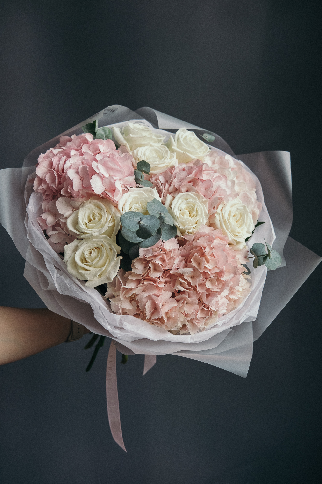 Гортензия и одноголовые розы