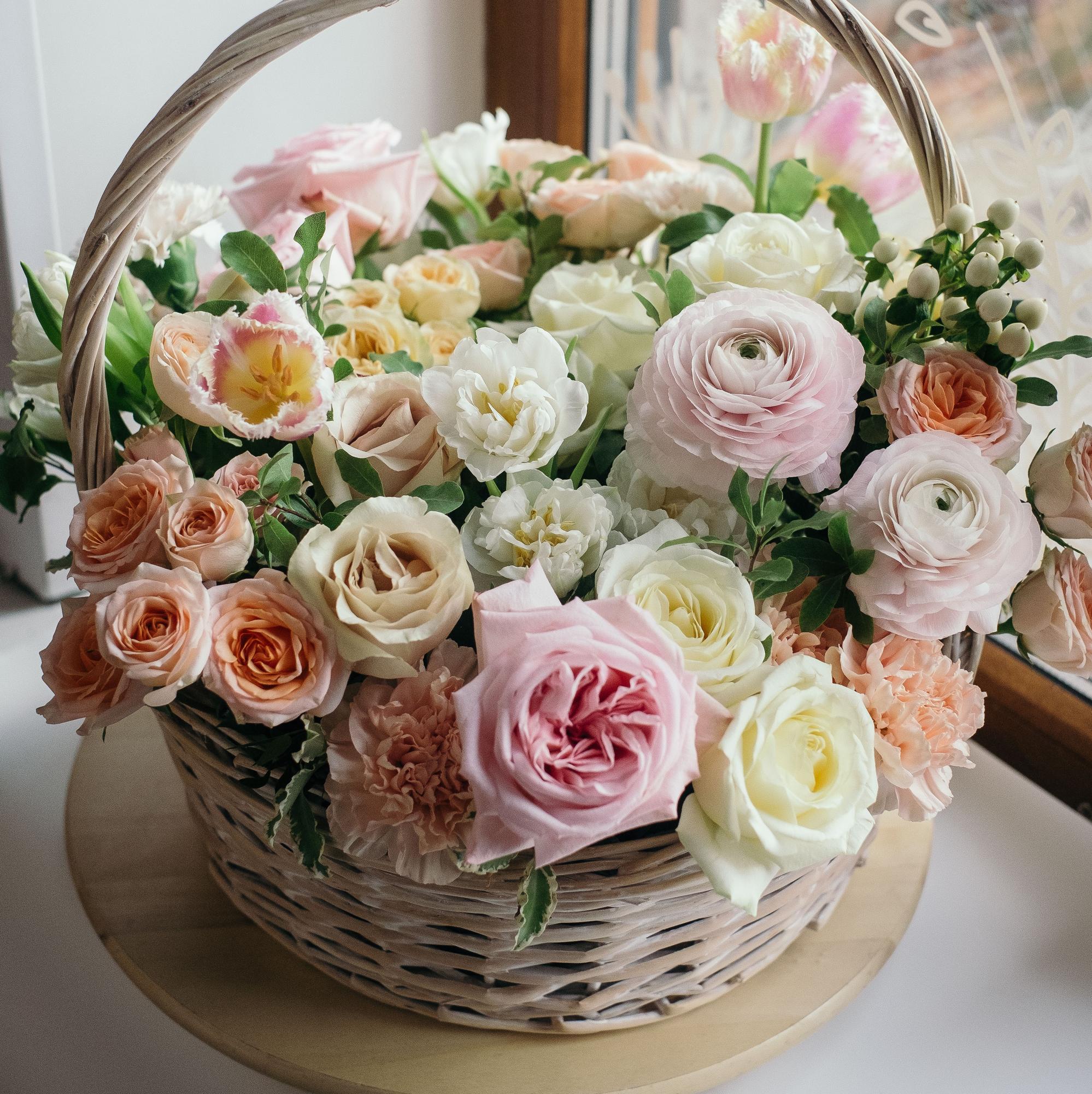корзина цветов в нежной гамме
