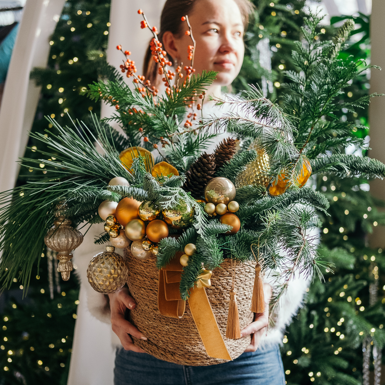 Композиция из ели в кашпо/корзине