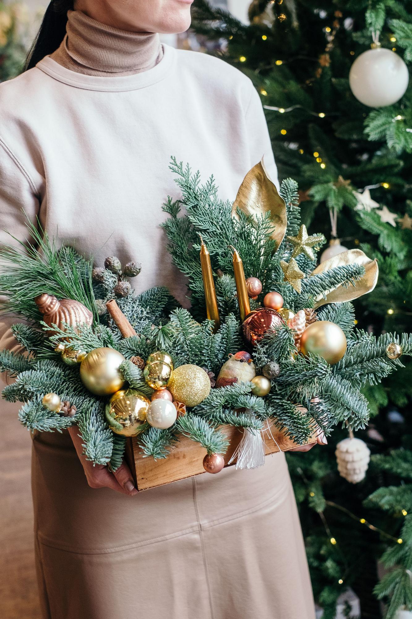 Композиция из ели в деревянном ящике