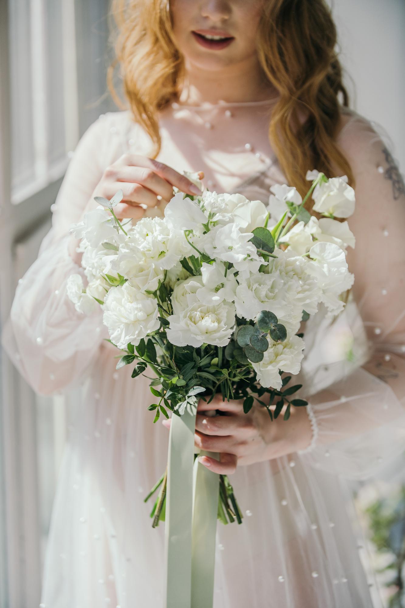 Авторский букет в белом цвете