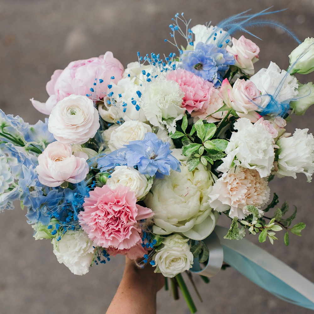 Букет с добавлением голубых оттенков