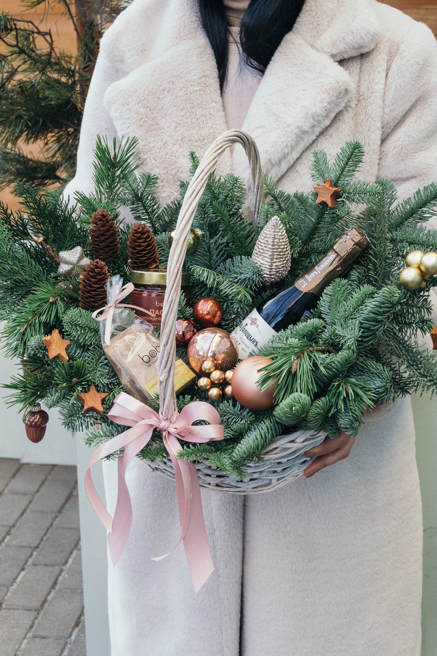 Композиция из ели в корзине с наполнением