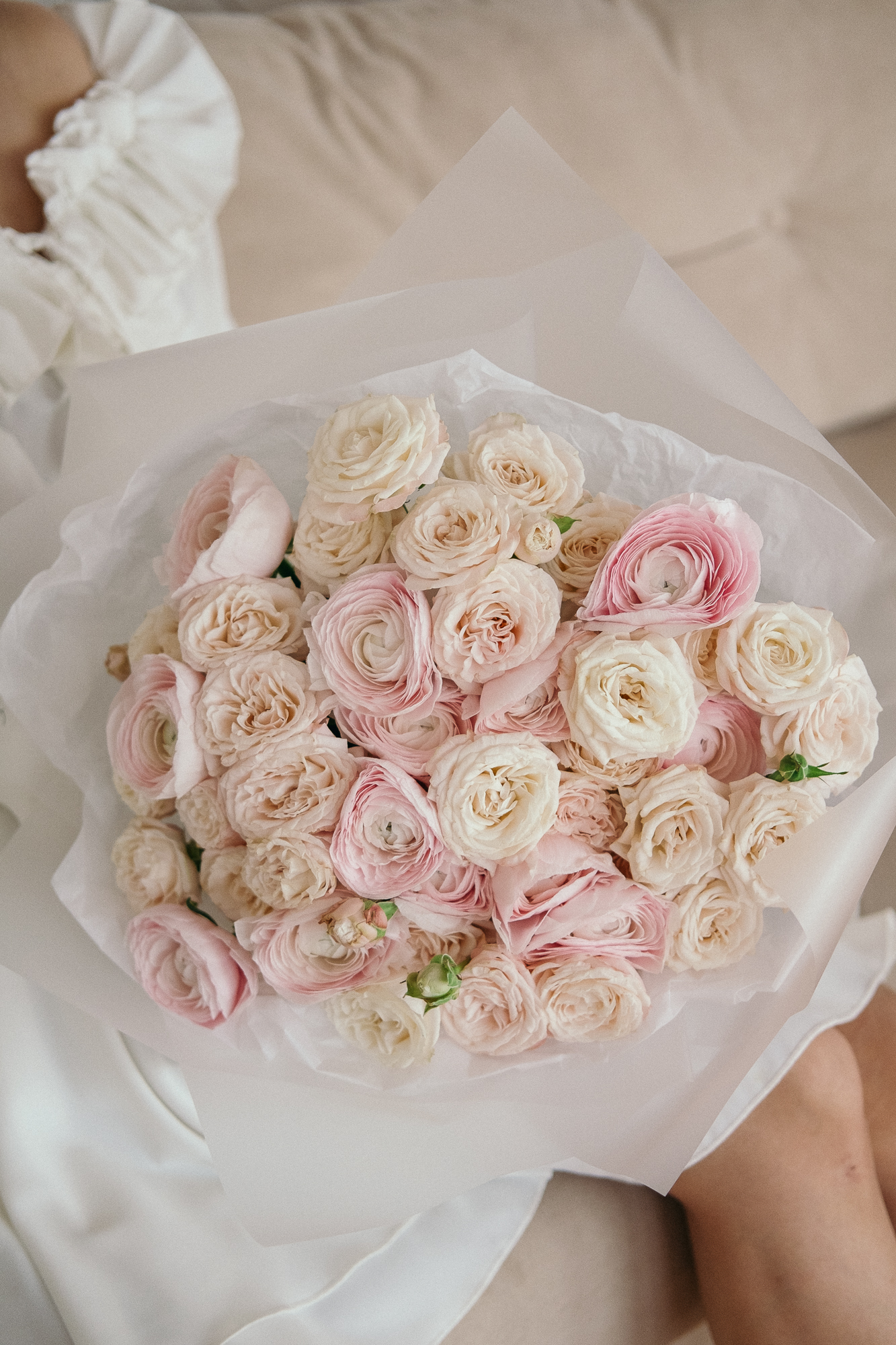 Ранункулюсы и кустовые розы