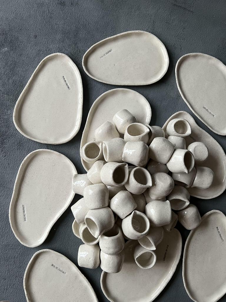 Подносы и сливочники для сети салонов маникюра Рук не Хватает, Россия