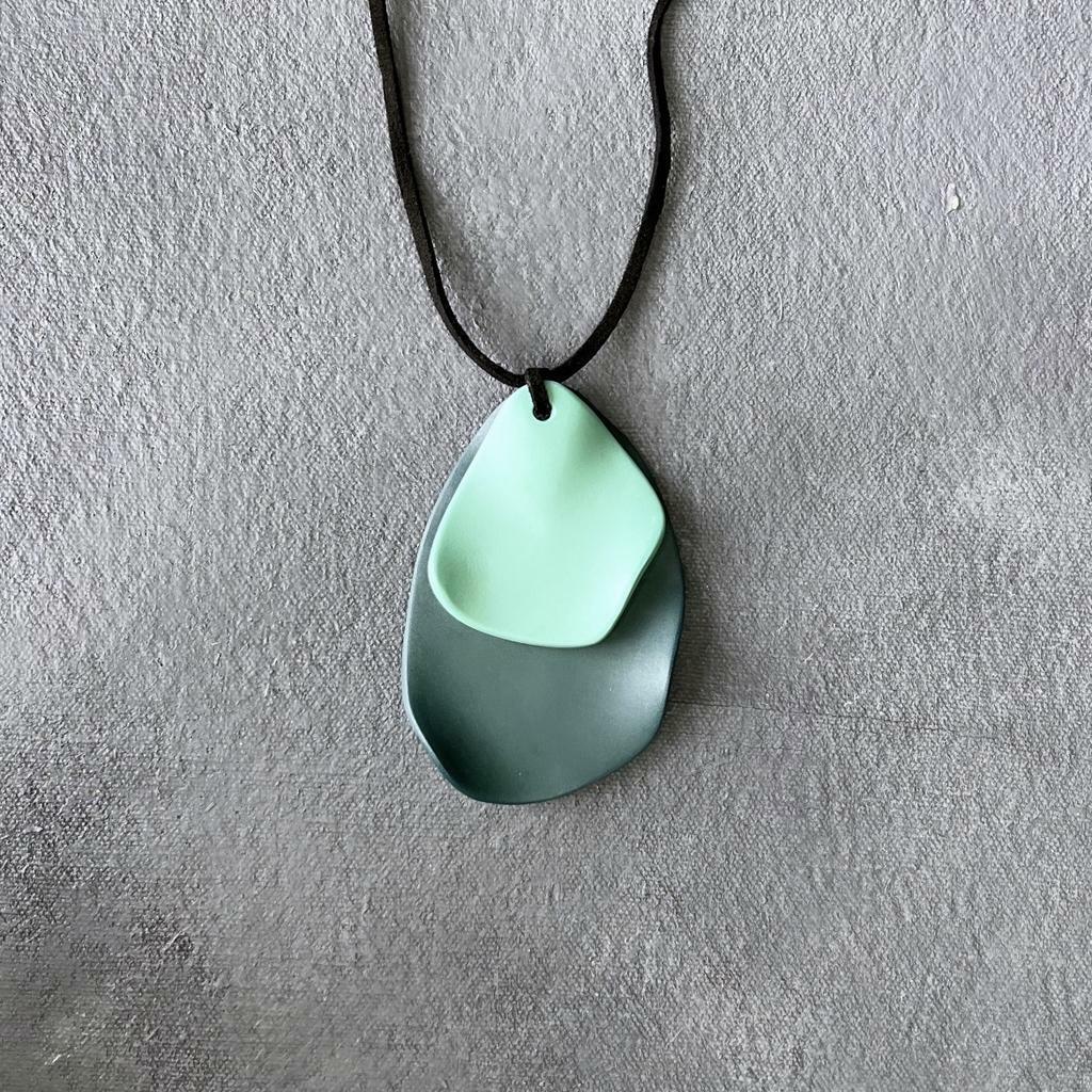 Подвеска фарфоровая на длинном кожаном шнурке, цвета в ассортименте