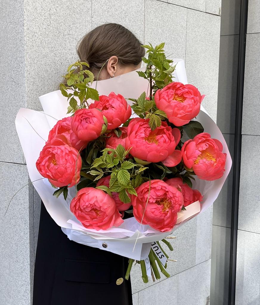 Кораловые пионы с малиной