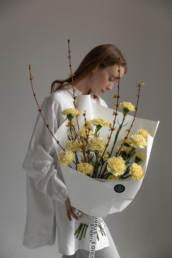 Лимонные диантусы с цветущими веточками