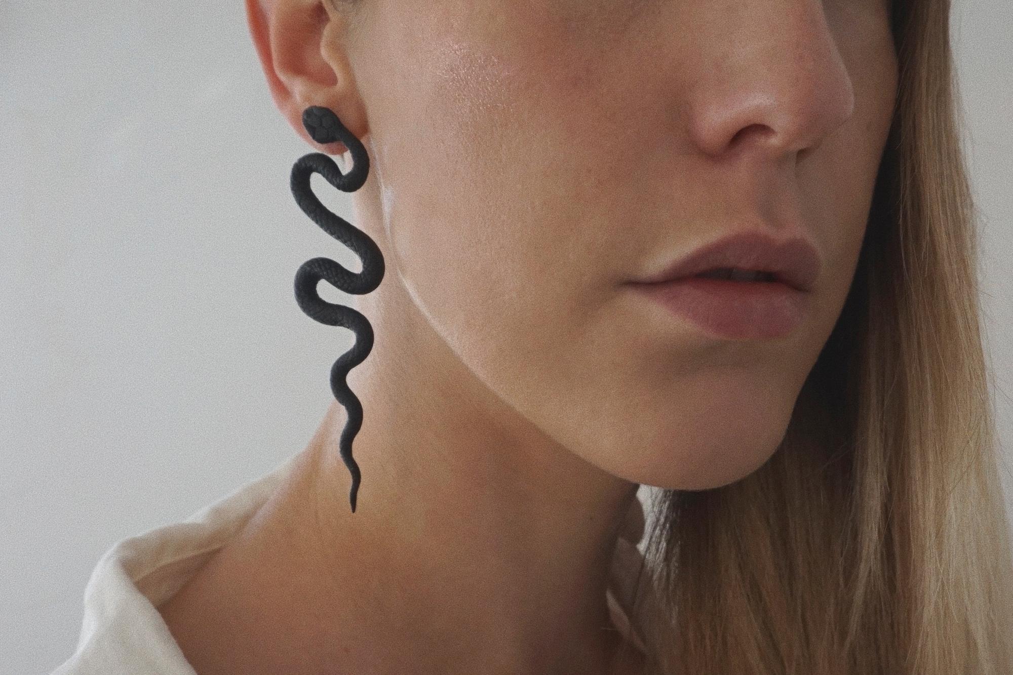 моносерьга чёрная змея