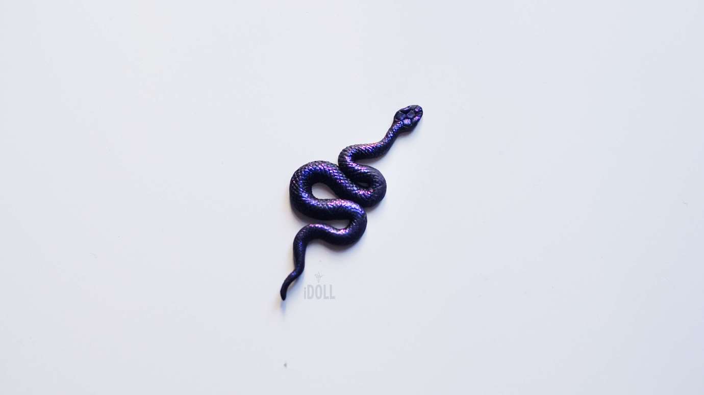 брошь чёрная переливающаяся змея