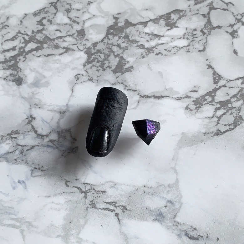 ассиметричные серьги палец и грань