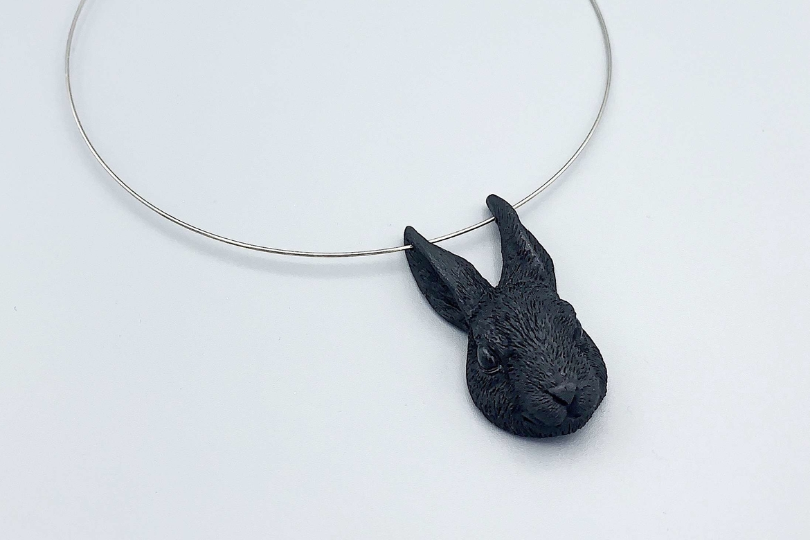 коллар с черным кроликом