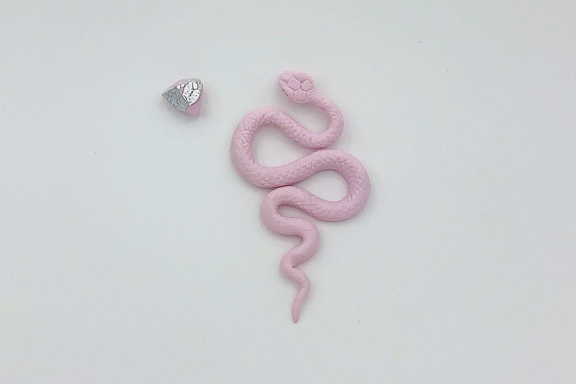серьги светло-розовая змея и грань